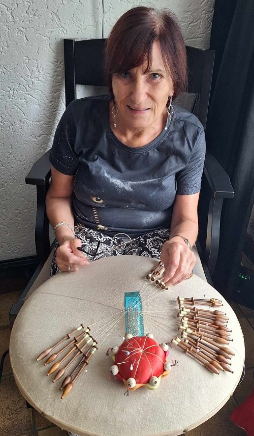 Foto bij artikel: BIANCA DE VRIES UIT AXEL & DE KUNST VAN HET KANTKLOSSEN