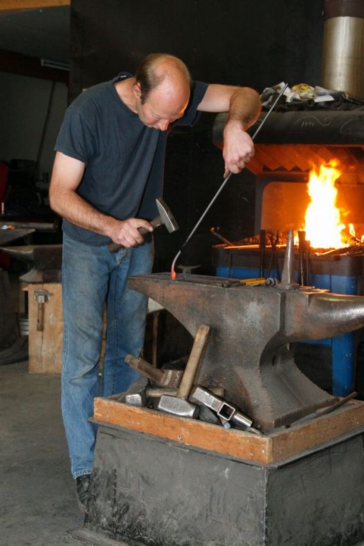 Foto bij artikel: GEFELICITEERD SIERSMEDERIJ PLADDET UIT OOSTBURG
