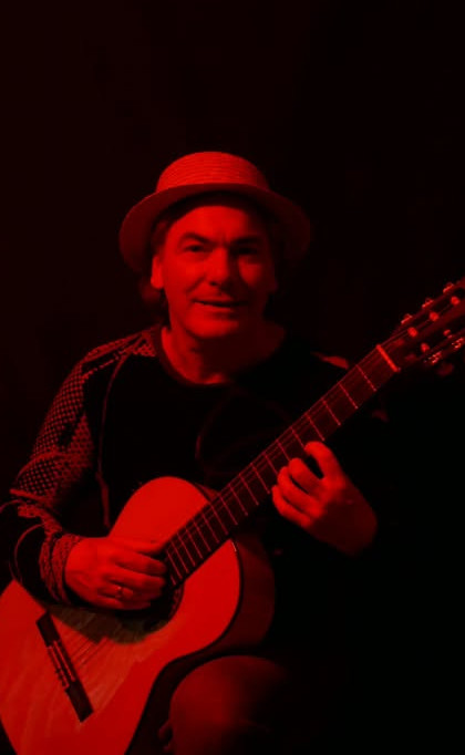 Foto bij artikel: GITARIST HERMAN SMIES LIVE TIJDENS ‘LE PETIT PARIS’
