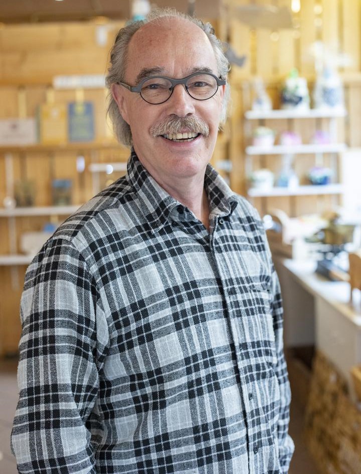 Foto bij artikel: WIM CLARIJS UIT AXEL TOVERT AMBACHTELIJK MET HOUT